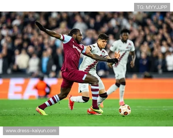 勒沃库森门将位置竞争激烈，两替补均受好评