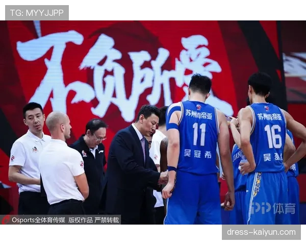 关键时刻,一次成功的边线快发界外球打乱了对手防守节奏